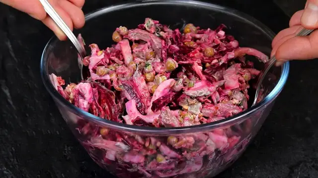 Нежный и вкусный салат с говядиной, огурцами и свеклой