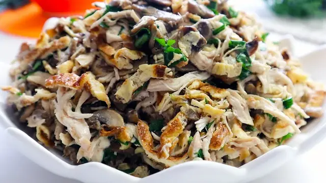 Салат из куриного филе и шампиньонов 
