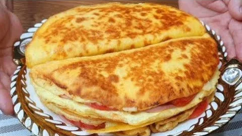 Пирог с колбасой на сковородке