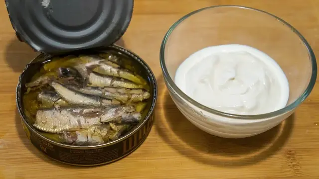 Закусочный пирог со шпротами