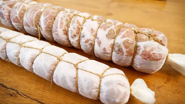 Рулет с мясным фаршем, грибами и сыром