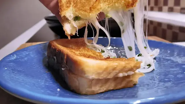 Тосты с сыром и луком 