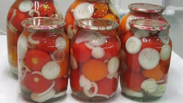 Вкусные консервированные помидоры с луком