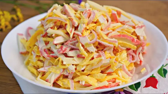 Вкусный салат с крабовыми палочками, омлетом и сыром