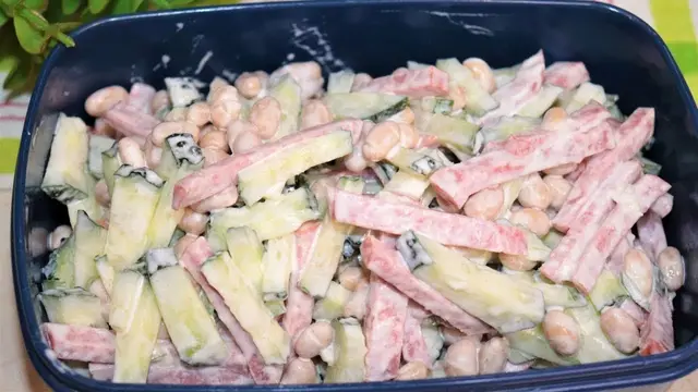 Самый популярный салат с огурцом, колбасой и фасолью