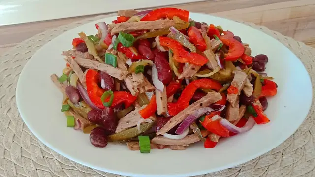Сытный сочный мясной салат без майонеза