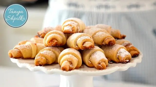 Рогалики с абрикосовым джемом и орехами
