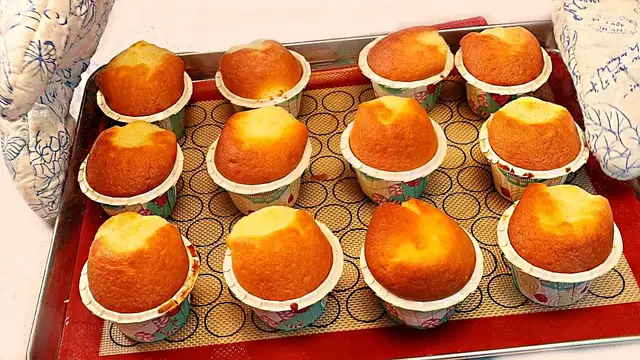 Пышные кексы с творожным кремом 