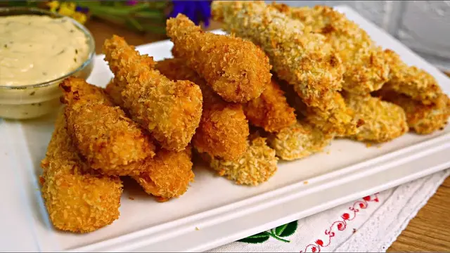Хрустящие куриные стрипсы с сырным соусом