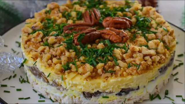 Праздничный слоёный салат с куриным филе и шампиньонами 
