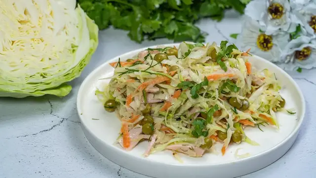Летний салат из капусты и моркови с соусом