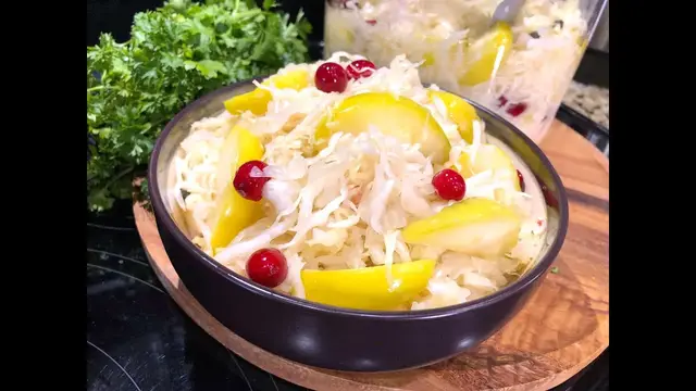 Квашеная капуста с яблоками и клюквой