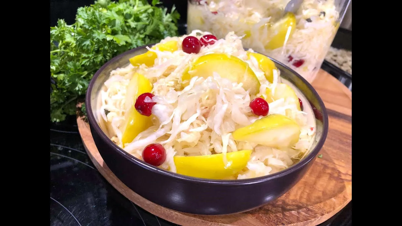 Квашеная капуста с яблоками и клюквой