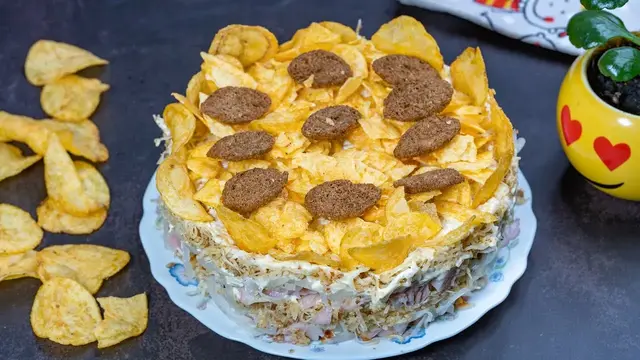 Быстры праздничный салат с курицей и орехами