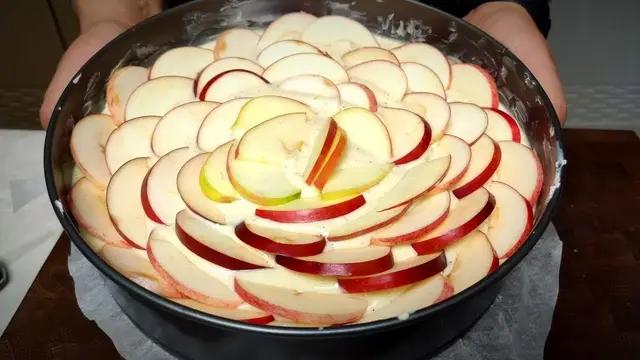 Шарлотка с яблоками на кефире