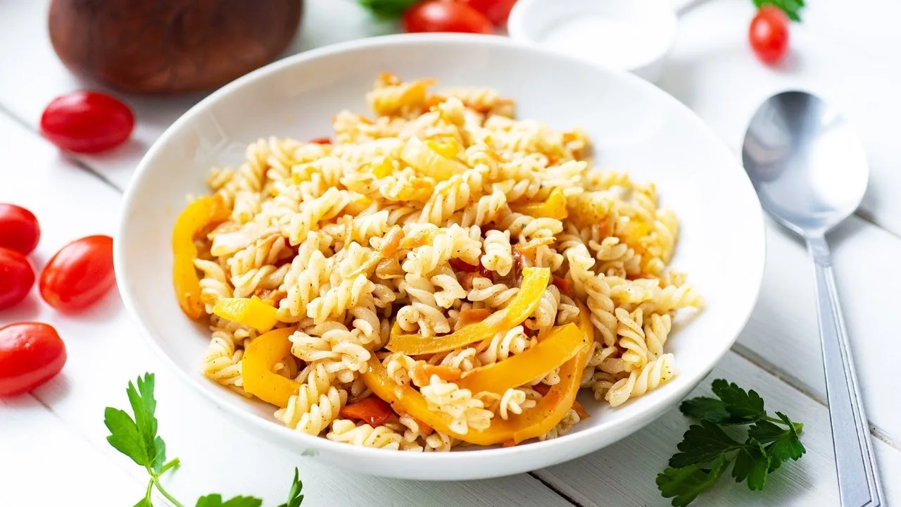 Макароны с овощами и соевым соусом