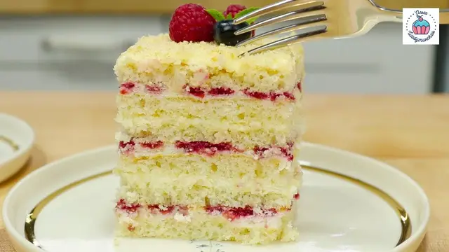 Вкусный торт с малиной