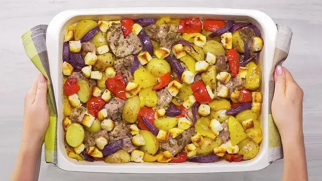 Нежная свинина с овощами в духовке
