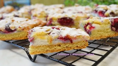 Песочные пирожные с меренгой и вишнями