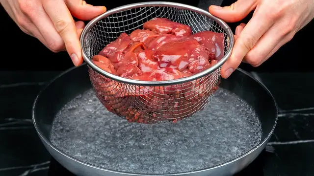 Нежная куриная печень с овощами и сыром