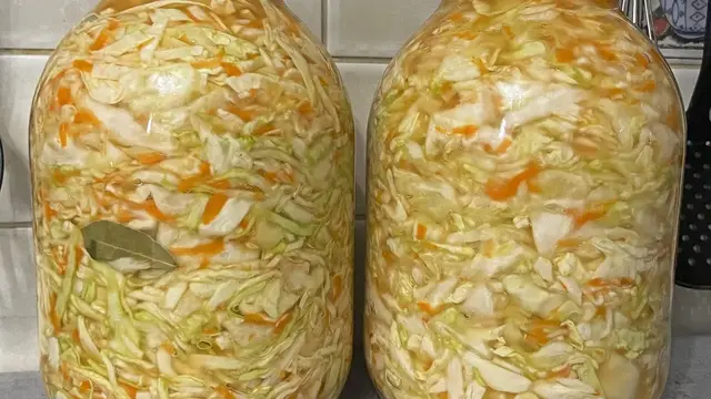Самый простой рецепт квашеной капусты в банке