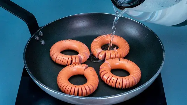 Самые вкусные сосиски с кипятком на завтрак