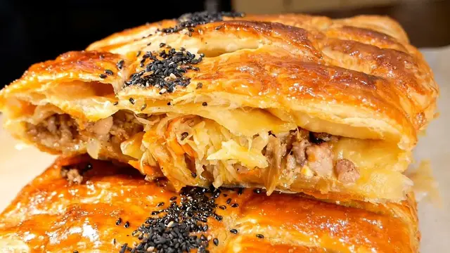 Праздничный рулет из слоеного теста с фаршем и капустой 