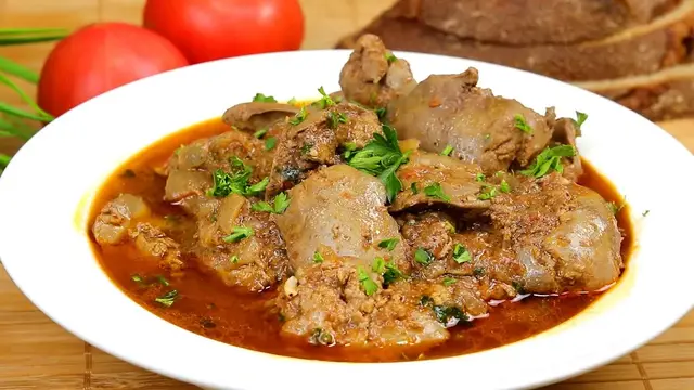 Куриная печень с помидорами на сковороде