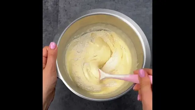 Ароматная шарлотка с корицей и яблоками