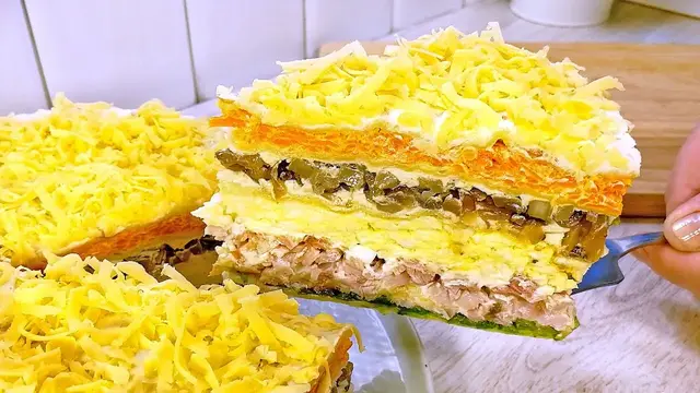 Слоеный салат из курицы на Новый год