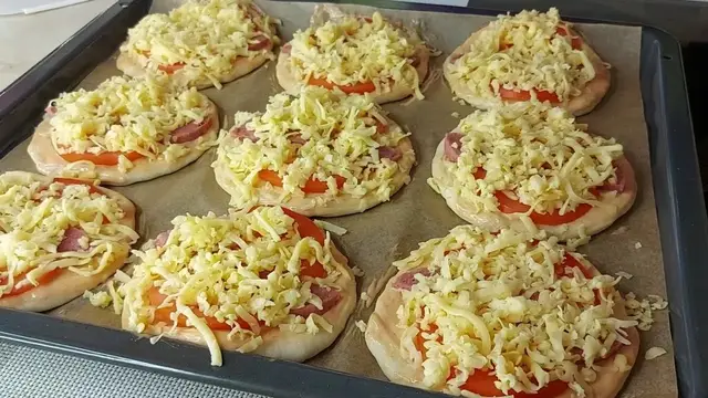 Быстрая мини пицца с сыром 