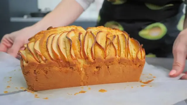 Высокий яблочный пирог к чаю