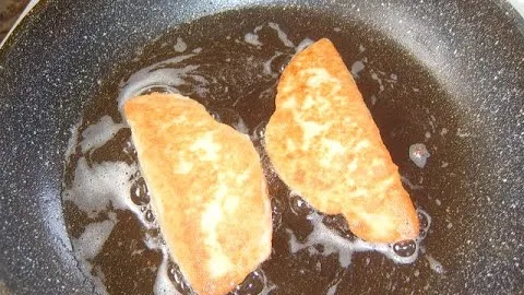 Пирожки из миндальной муки на сковородке