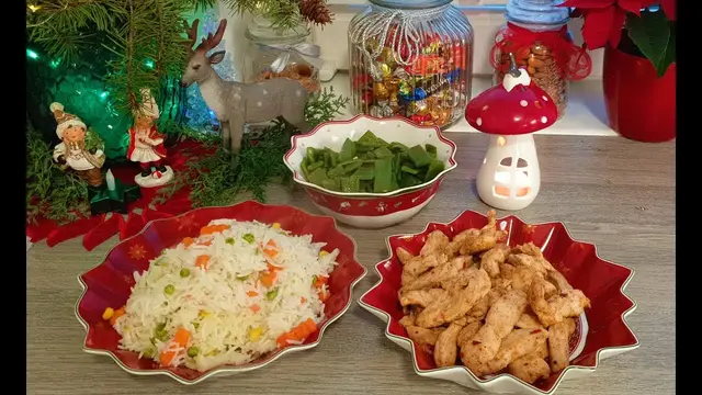Жареная куриная грудка и рис с овощами