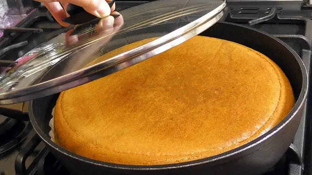 Сытный пирог с мясом на сковородке