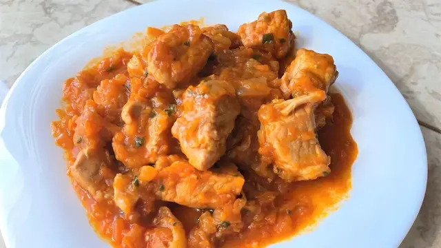 Вкуснейшая и мягкая свинина в подливе