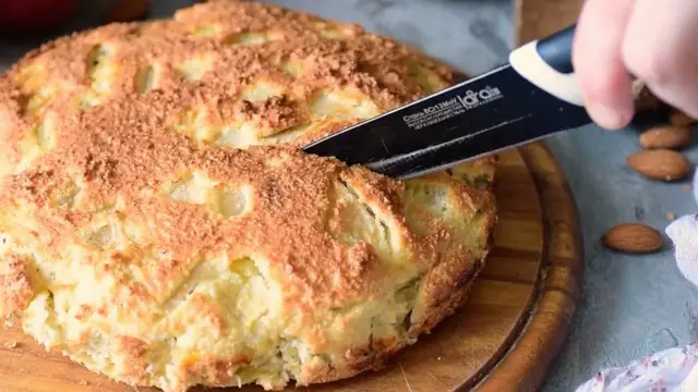 Кето шарлотка из миндальной муки и кокосовой стружки