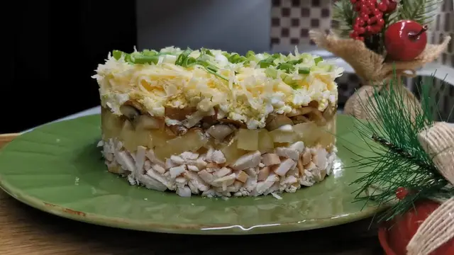 Салат с курицей и грибами