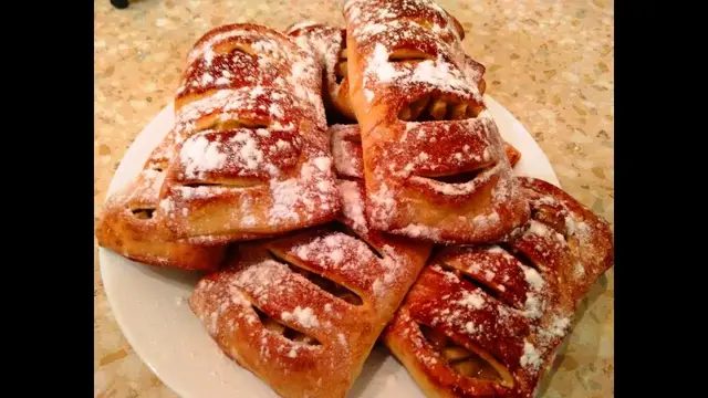 Слойки с яблоками