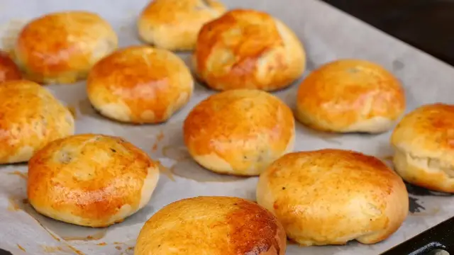Пирожки с куриными сердечками и луком