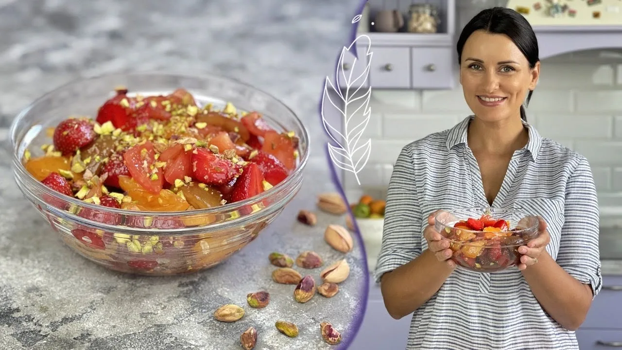 Салат с клубникой и томатами