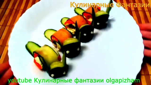 Улитки из огурца и красной рыбы