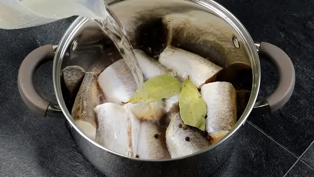 Хек в соусе на сковороде