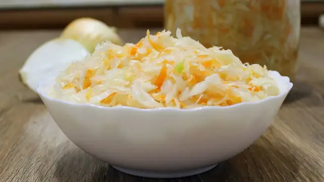 Салат из квашеной капусты