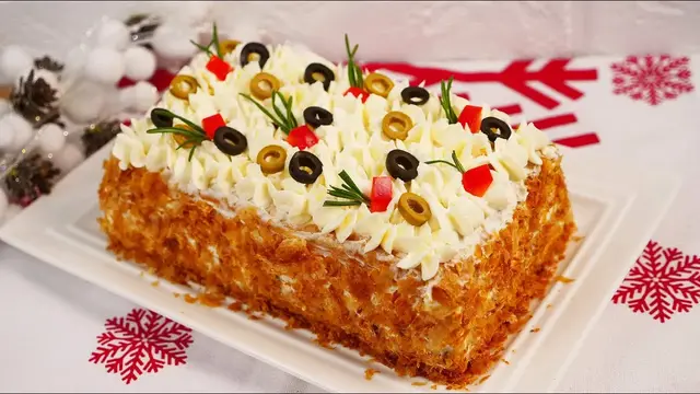 Сытный слоёный салат с курицей и крабовыми палочками  