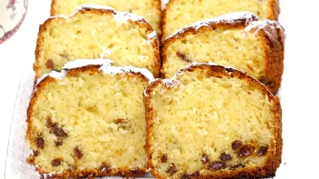 Кекс на сметане с изюмом и кокосовой стружкой