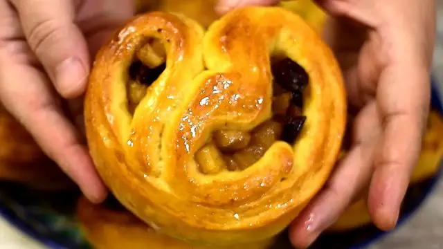 Булочки из мандаринового теста с яблоками и клюквой