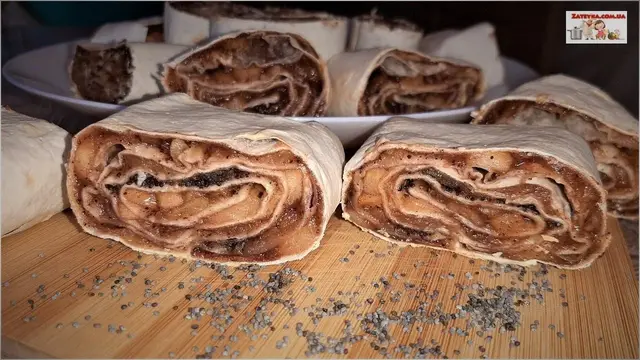 Рулет из лаваша с яблоками, корицей и маком 