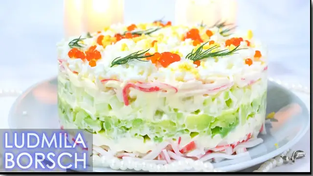 Оригинальный салат с крабовыми палочками и авокадо