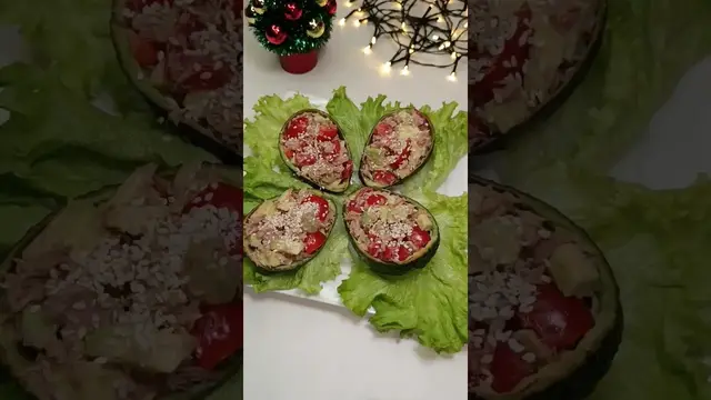 Новогодняя закуска Лодочки из авокадо с тунцом